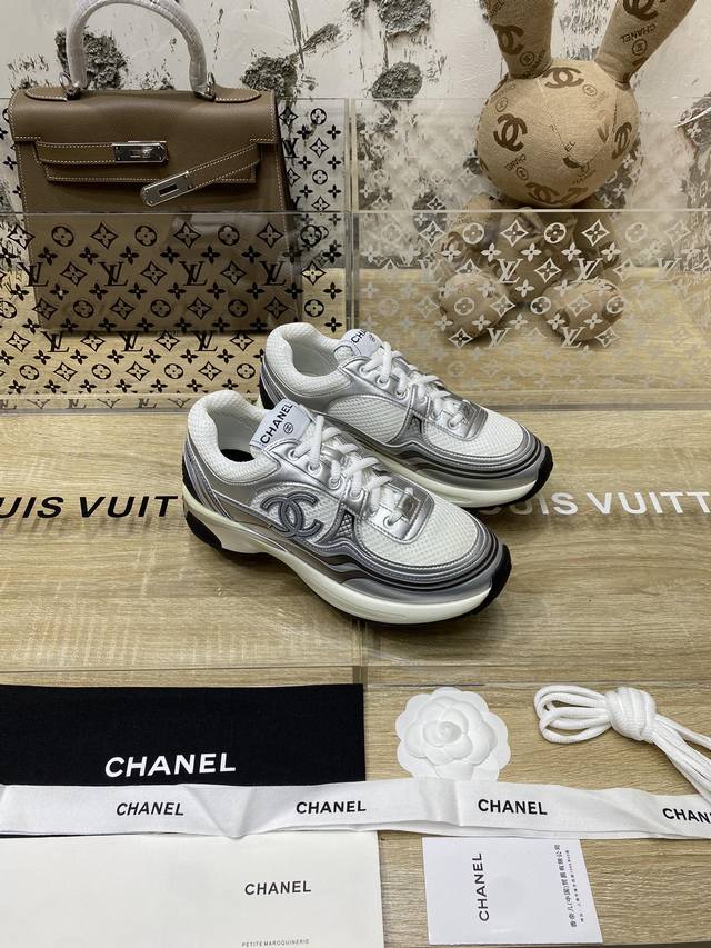 Chanel~~2024早春度假系列；金色银色运动鞋 最新；国外走秀系列； 拼接鞋面 金属色皮镀膜网面 3.5Cm原版双色底 35 40正码 配套包装
