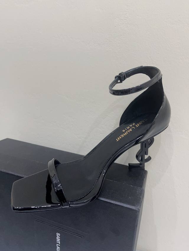 最高版出厂 Ysl 圣罗兰新款字母高跟方头凉鞋 Saint Laurent Ysl姐姐的美丽尤物高跟鞋 又是人间圣罗兰rose同款的小方头高跟鞋 很好修饰脚型，