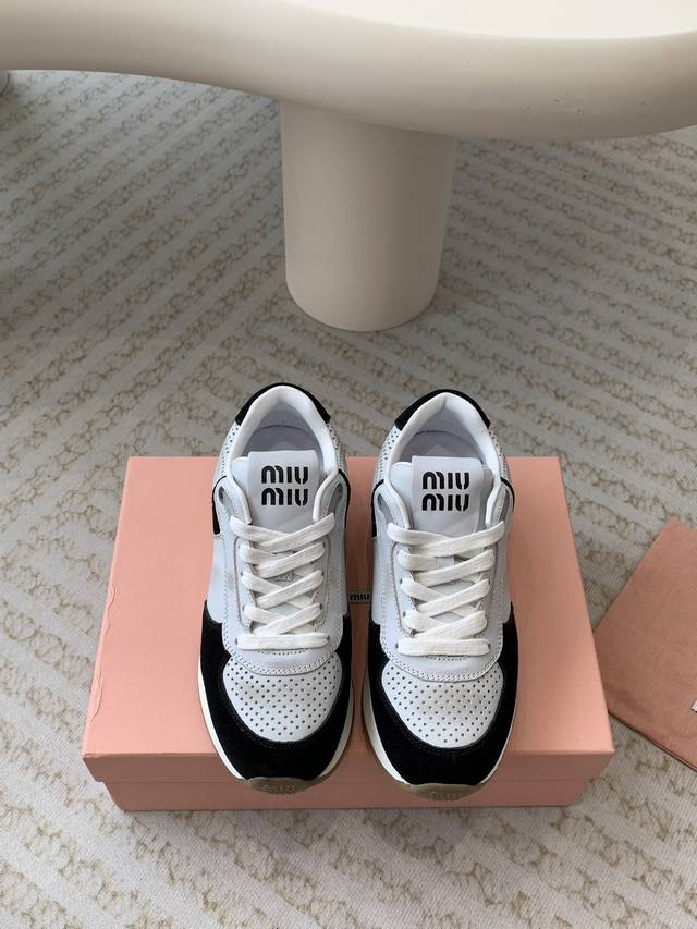 Miu Miu 24Ss 缪缪 新款运动 球鞋 后全球各大代购官网火爆上市. 2024走秀场曝光、非常留行的美拉德配色平底鞋，双鞋带设计、独特风格，非常有质感！