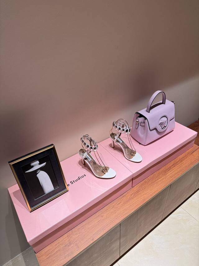 最高版出厂 Alaia24春夏银色金属感绒面凉鞋对女性形体有的见解，这得益于 他在巴黎艺术学院设计学院雕塑学科背景 这位突尼斯设计师早在上世纪80年代因其紧身造