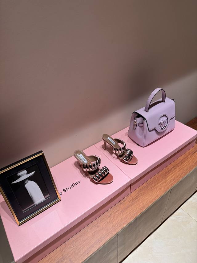 最高版出厂 Alaia24春夏银色金属感绒面凉鞋对女性形体有的见解，这得益于 他在巴黎艺术学院设计学院雕塑学科背景 这位突尼斯设计师早在上世纪80年代因其紧身造