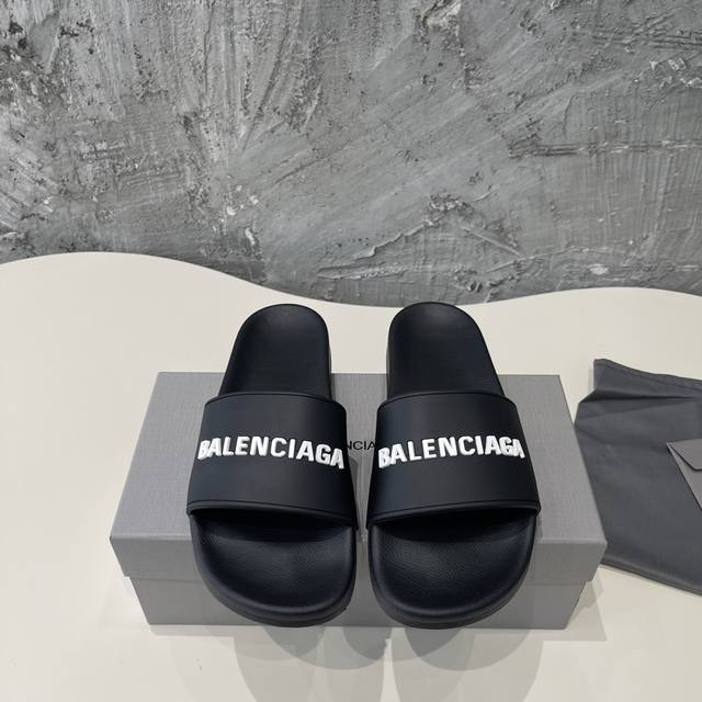 Balenciaga 巴黎世家 顶级版本，版本升级原版开模，致大底私模开版，T材质，一字带特别包脚舒适，松口和勒脚都不会有！脚感舒适升级版发泡脚床，记忆回弹所有
