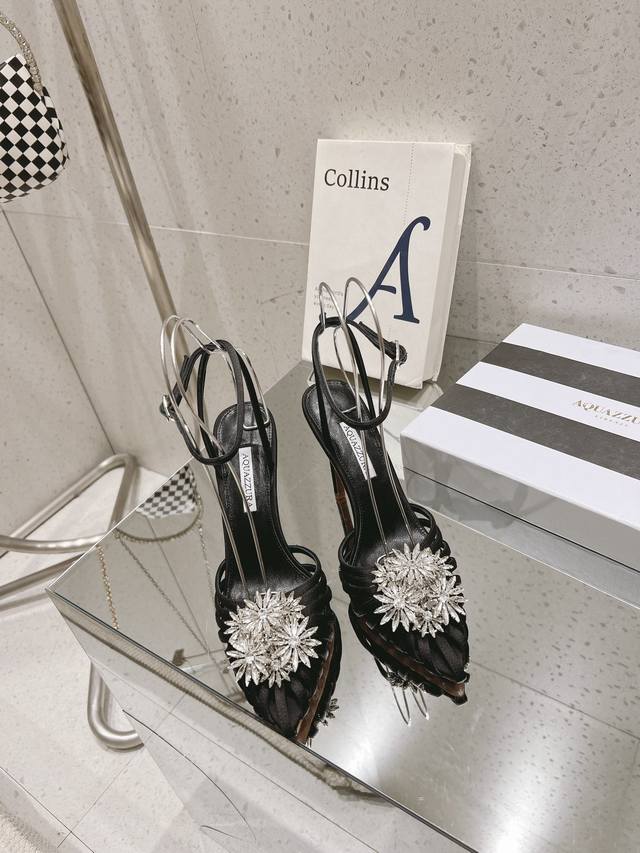 尖头水钻高跟鞋 Aquazzura Zp 原版开模 新品高跟凉鞋。采用原版定制真丝制成，原版开模施华洛奇水钻装饰扣，超闪 大底金色标志性菠萝微标赋予单品丰富的品