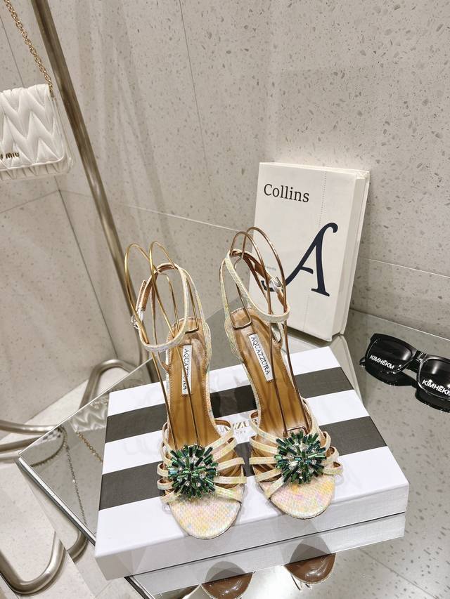 水钻高跟鞋 Aquazzura 新品高跟凉鞋。采用原版定制蛇纹羊皮制成，原版开模施华洛奇水钻装饰扣，超闪 大底金色标志性菠萝微标赋予单品丰富的品牌内涵与奢华的外