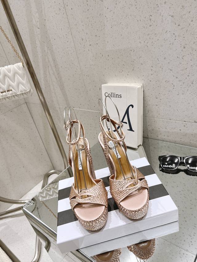 满钻水台高跟鞋 Aquazzura Zp 原版开模 原版开模 附带原版定制真丝烫满钻 大底金色标志性菠萝微标赋予单品丰富的品牌内涵与奢华的外观单品真皮大底羊皮鞋