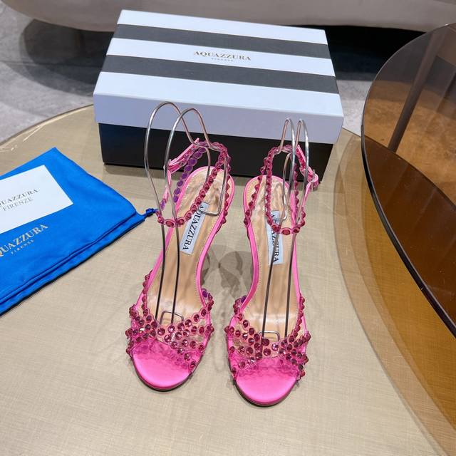 Aquazzura 惊艳火爆款、菠萝王室贵族的钟爱雍容华贵、气质高雅、到手如图柜级品质、进口pv C透明片面料、精美的配色水晶玻璃饰品、有种清泉脚上流、夏日应景