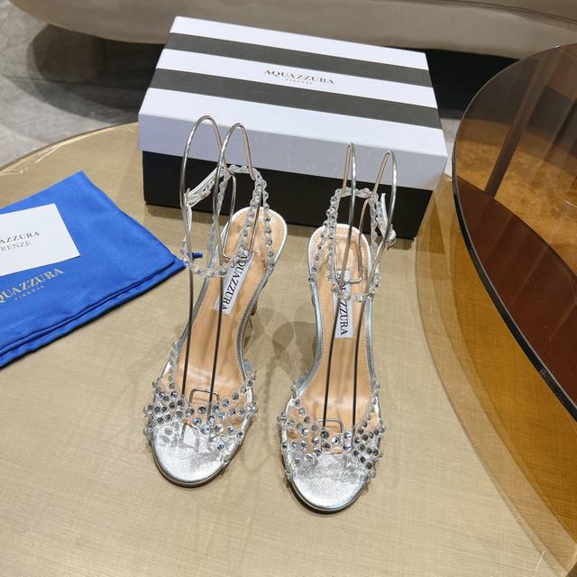 Aquazzura 惊艳火爆款、菠萝王室贵族的钟爱雍容华贵、气质高雅、到手如图柜级品质、进口pv C透明片面料、精美的配色水晶玻璃饰品、有种清泉脚上流、夏日应景