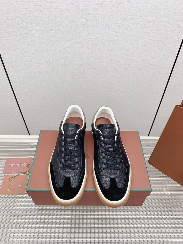 出厂 高版本 Loro Piana经典德军训练鞋，每个品牌融入自己品牌元素，就形成了自己的品牌的德训鞋！ Lp 这个形体更有板鞋的休闲感，蛮好看 小牛皮材质，质