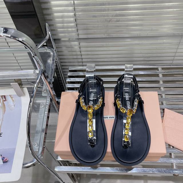 Miu Miu 24 夹脚凉鞋 人字拖凉鞋 别看简单 工艺每个都很复杂 非常留行的美拉德配色平底鞋，电绣工艺设计、独特风格，非常有质感 钻钻款质感秒杀市场版本。