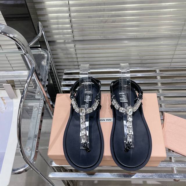 Miu Miu 24 夹脚凉鞋 人字拖凉鞋 别看简单 工艺每个都很复杂 非常留行的美拉德配色平底鞋，电绣工艺设计、独特风格，非常有质感 钻钻款质感秒杀市场版本。