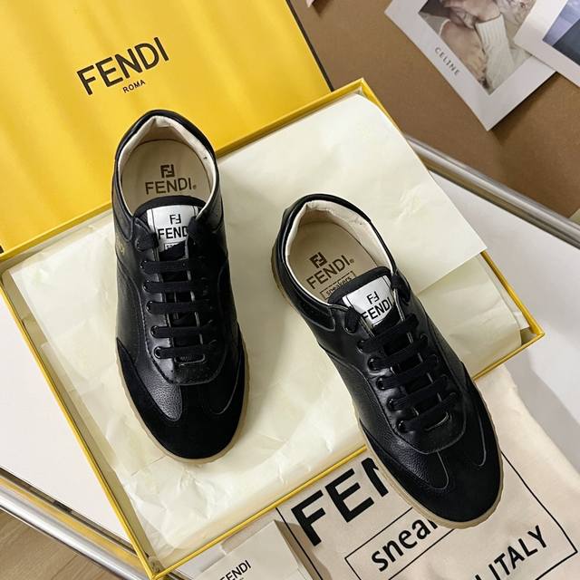 顶级版本： Fendi芬迪最新flight系列 德训鞋 休闲 运动鞋 原版购入开发 做货 白色皮革材质，呈现不同类型的纹理。麂皮包覆鞋头，两侧带微型孔眼。半透明