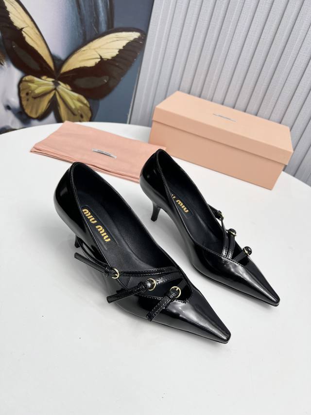 工厂 2023 新款新品 Miu Miu 全新超美装饰搭配,时尚淑女气质十足 双色拼接 又不乏美艳色彩,外侧附带弹力象巾 上脚非常方便意大利引进的原版楦头是最新