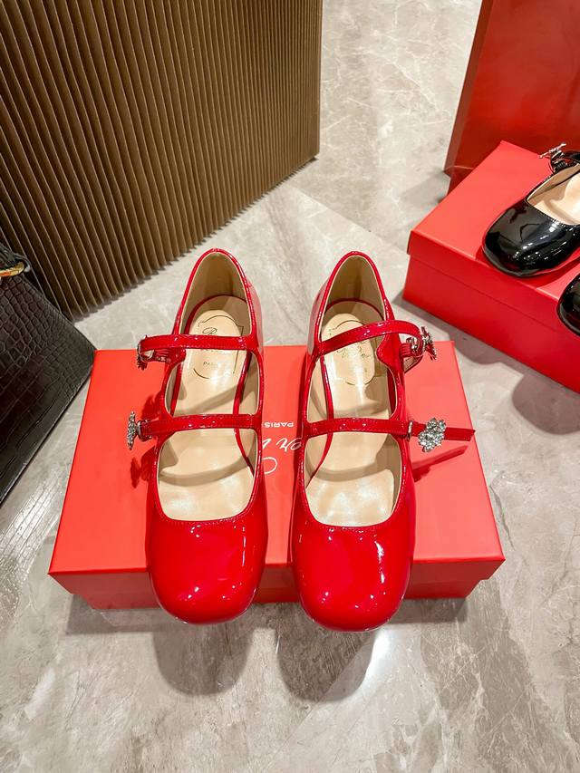 Roger Vivier 2024早春新款rv女鞋单鞋高跟鞋高跟玛丽珍 非常低调的一款单鞋 乖巧减龄 上脚超级显腿长 日常穿着超级合适穿脱方便 小个子女