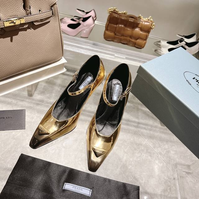 Prada 222普拉达新品，工厂价 Prada22 23Ss“T台秀款”,订购会最火爆的大粗跟,坡跟单鞋、 原版顶级开边珠牛皮制作、3D电子喷绘擦色效果。2种