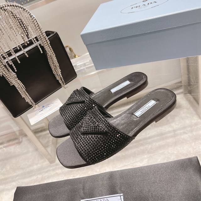 出厂价 ，Prada 2022新款拖鞋。原版1:1调试楦型，进口钻三角logo标，方头平底女鞋，面料 :羊皮。内里:棉羊皮。 码数：35一40