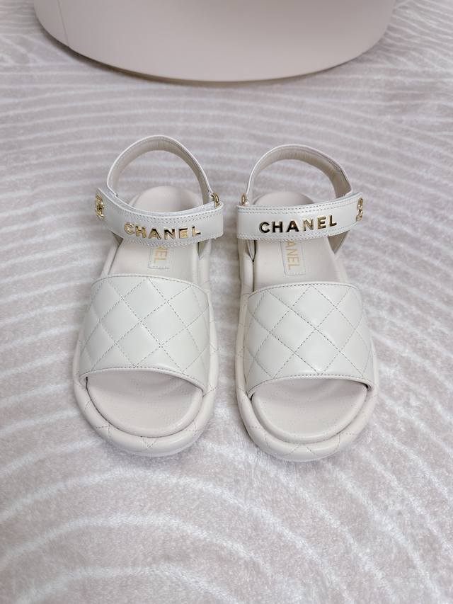 顶级版本：出厂 Chanel 2024C春夏季新品 鱼嘴厚底凉鞋上新 时尚圈的绝绝子 搭配将演绎着细致 极简 永不褪去的经典元素 展现与众不同的穿搭风格美到无话