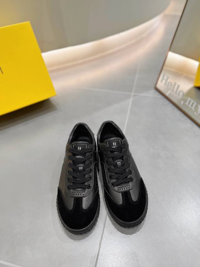 冲量价: 哇塞！代购级的 Fendi-24Ss 春夏新款德训鞋闪亮登场！这款小众鞋可是蜈蚣精们的挚爱哦！ 它的脚感简直绝了，超级柔软舒适，就像踩在云朵上一样，而