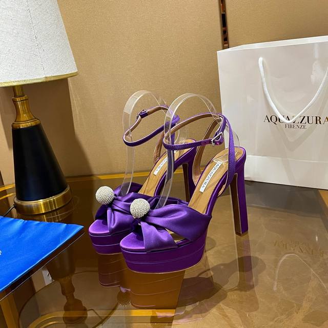 冲量价: Aquazzura 2023 新款凉鞋 顶级版本 代购款独家新款顶级版本 质量超级美爆。 Zp 原版开模 原版钻扣开模 附带原版定制真丝,真丝超级炫美