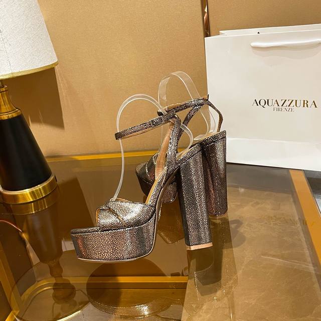 冲量价: Aquazzura 2024 新款凉鞋 顶级版本 代购款独家新款顶级版本 质量超级美爆。 Zp 原版开模 原版扣开模 附带原版定制蜥蜴纹纹羊皮制作，超