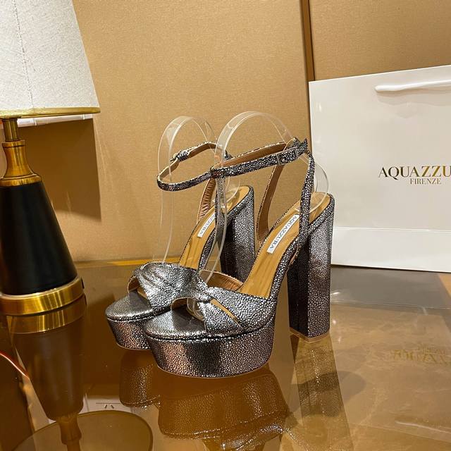 冲量价: Aquazzura 2024 新款凉鞋 顶级版本 代购款独家新款顶级版本 质量超级美爆。 Zp 原版开模 原版扣开模 附带原版定制蜥蜴纹纹羊皮制作，超