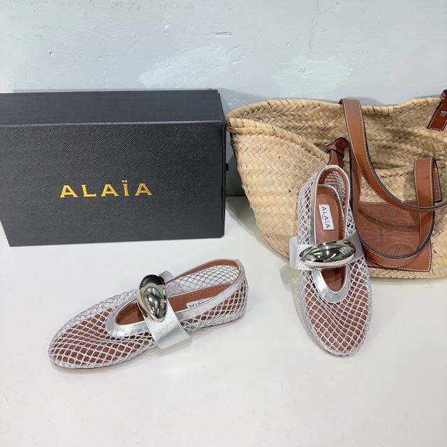 冲量价: 高品质小众潮牌alaia24网面五金扣饰平底单鞋！最新春夏时装秀新款系列平底芭蕾舞鞋！法国高端一线高定品牌！时尚界最后的手艺人 只忠于展现女性身体曲线