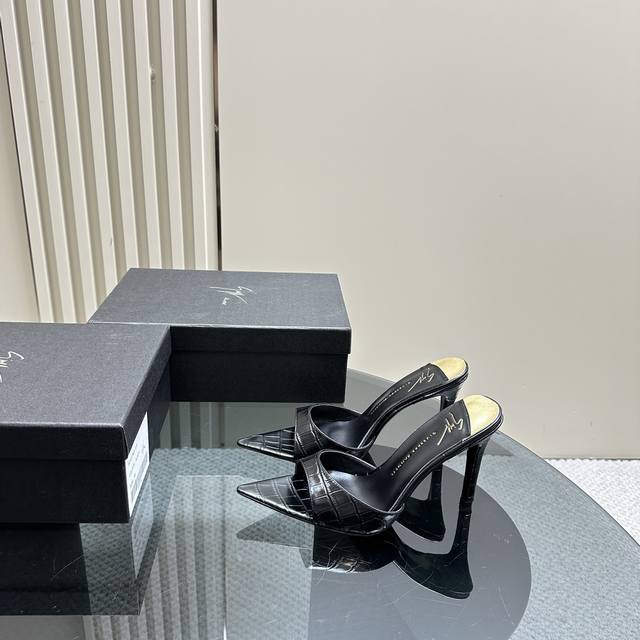 冲量价: Giuseppe Zanotti Ss2024夏季新品 全新夏季系列水钻高跟凉鞋 ！ 尖头高跟拖鞋淡淡的夏日里怎么少得了一双仙女鞋 各种小裙子搭配起来