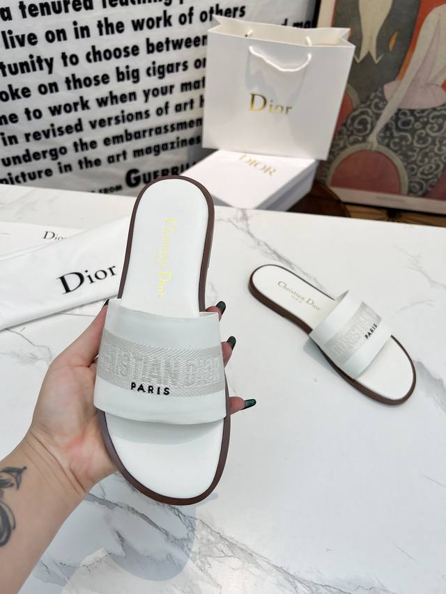 冲量价: 真皮底+40 Dior2024春夏专柜热卖中。美美的仙女拖鞋值得拥有。牛皮+刺绣品牌字母logo35-43。