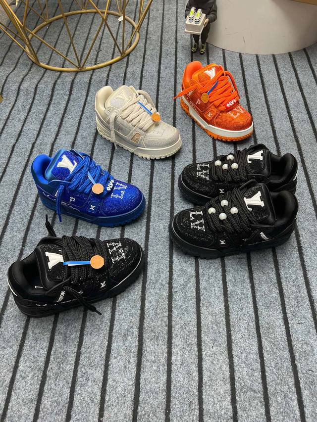 冲量价: 新款上架lv Louis Vuitton 23S走秀款trainer 胖丁满钻面包滑板鞋 原版可折叠抽拉式飞机盒 独家开模暗花老花串珠 码数：35-4