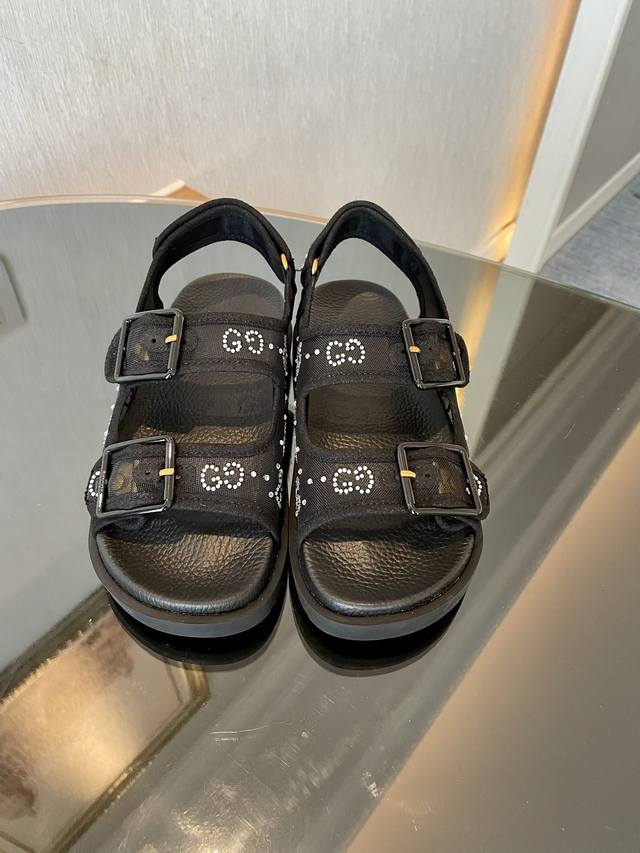 冲量价: Gucci 古奇 新款沙滩凉鞋 这款采用通过gg水晶钻图案，彰显别具一格的个性风范，混搭风格的单品继续彰显品牌的设计理念。这双黑色网纱凉鞋从体育界汲取