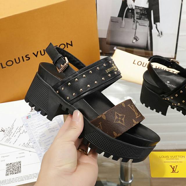 冲量价: Ss专柜新品louis Vuitton Lv 灵感来源于经典laureate沙地靴的厚底凉鞋新品，舒适又新潮，鞋面选用进口牛漆与印有lvlogo的编织