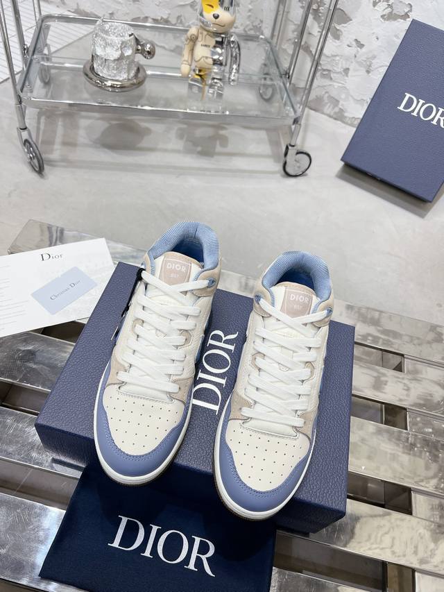 冲量价: 顶级版本 Dior迪奥b57系列 情侣款 休闲运动鞋 Cd 滑板鞋 原版购入开发 做货 这款 B57 中帮运动鞋是二零二四春季男装系列新品，重新诠释篮