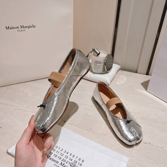 冲量价: Maison Marginal* Mm6初春新品分指芭蕾舞鞋 马吉拉设计师太有才了 采用褶皱作为设计元素打造经典新鞋品 单鞋干练精致 搭配短裙 性感个
