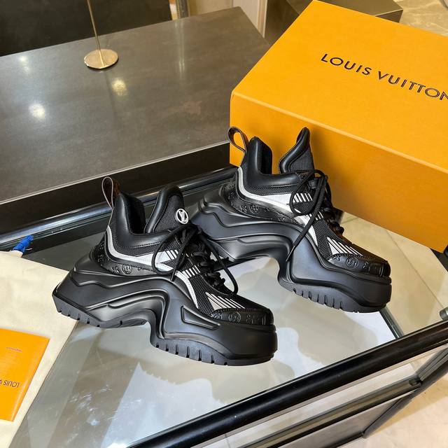 冲量价: Nicolas Ghesquieye 再度提炼，Lvarchlight运动鞋的设计精髓，打造lvarchlight2.0 Platfrm运动鞋。 多重