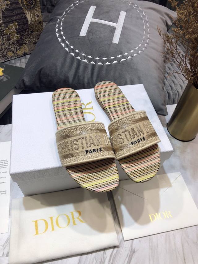 工厂价:平底 粗跟 迪奥 Dior 2021 Dway 早春新款一字拖女鞋 Cd字母logo立体刺绣平底凉鞋 圆头粗跟果冻色露跟拖鞋 市面顶级版本 材质:鞋面原