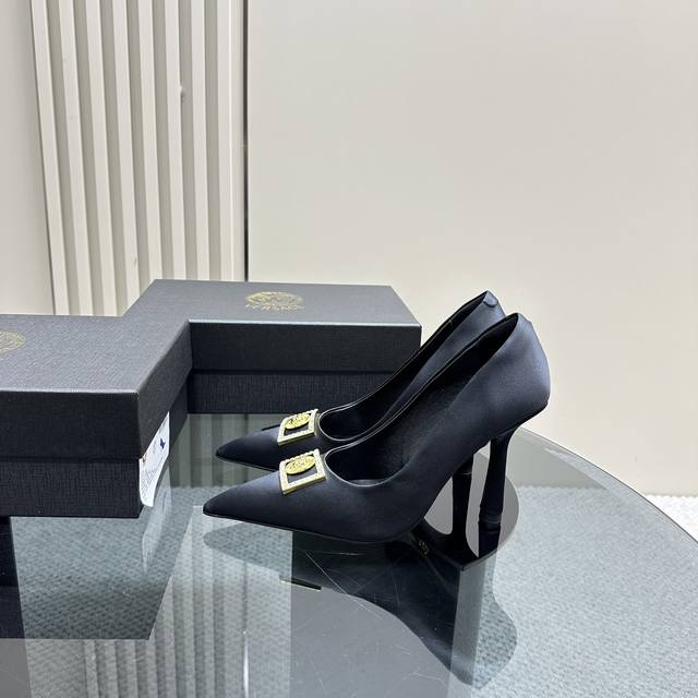 最高版出厂 2024米兰时装秀场同步更新 Versace美杜莎的完美诠释 很浓郁的意式风格搭配闪钻 脚背金色的品牌logo的装饰加持后空设计 太有味道了，尖头加
