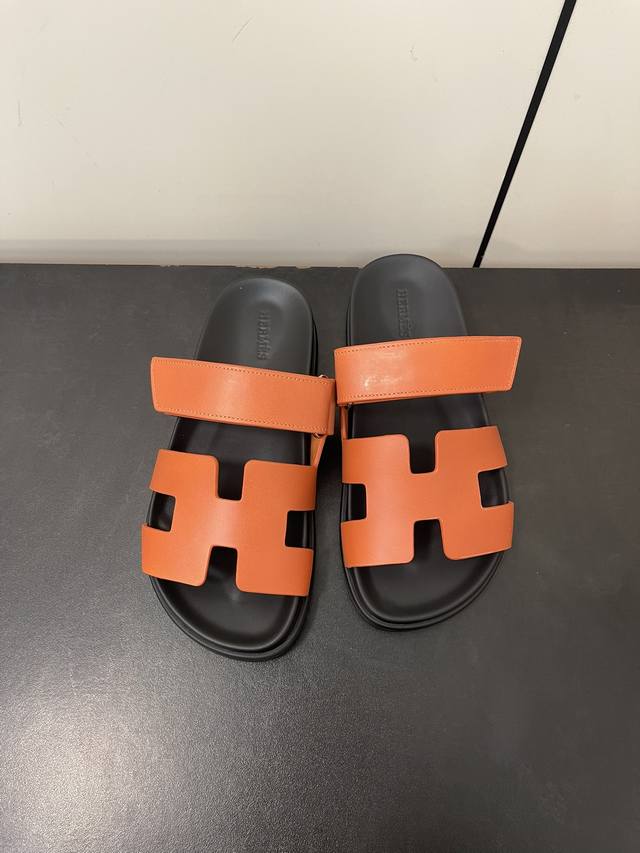 男20Hermes Ss24 New Arrival～ H家二舅拖鞋，必须疯狂打call 经典的+。2024新配色，也太好看了吧 鞋面小牛皮，水台是整块牛皮包裹