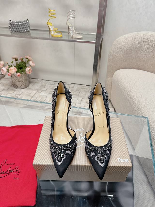 Christian Louboutin 2024S原版做货重工cl 经典刺绣lraza高定凉鞋～ 鞋面: 独特手工刺绣工艺，精致又唯美，白色的缎面搭配各种大小水