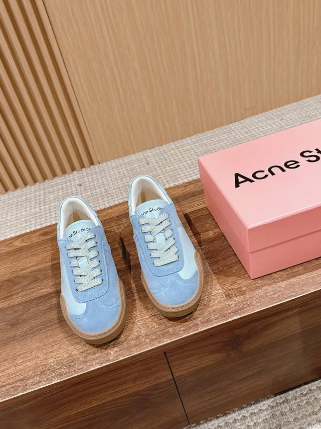 莞产 # 春夏推出新款德训鞋， Acne Studios 是来自瑞典首都斯德哥尔摩的多元奢侈时尚品牌。创始人兼创意总监jonny Johansson将自己对摄影
