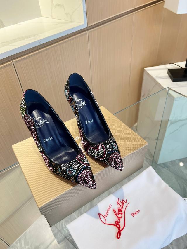 出厂 Christianlouboutin 路铂廷 Cl红底鞋 2053短靴新品登场，创意大胆的鞋履设计尽显前卫态度，焕新都市造型。优雅时尚上面镶有银色搭扣和精