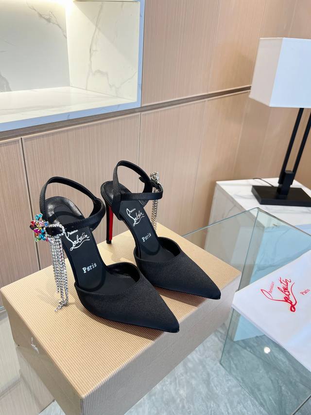 出厂 Christianlouboutin 路铂廷 Cl红底鞋 2053短靴新品登场，创意大胆的鞋履设计尽显前卫态度，焕新都市造型。优雅时尚上面镶有银色搭扣和精