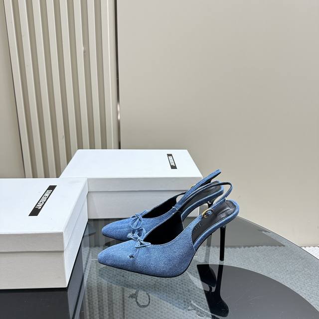 代购级别 Jacquemus 2024 Ss 时髦精凉鞋超极有特色的一款时装鞋，鞋头和后跟都是一方一圆 品质依旧、区别市面抢出版本、自购原版独立开发、鞋面采用订