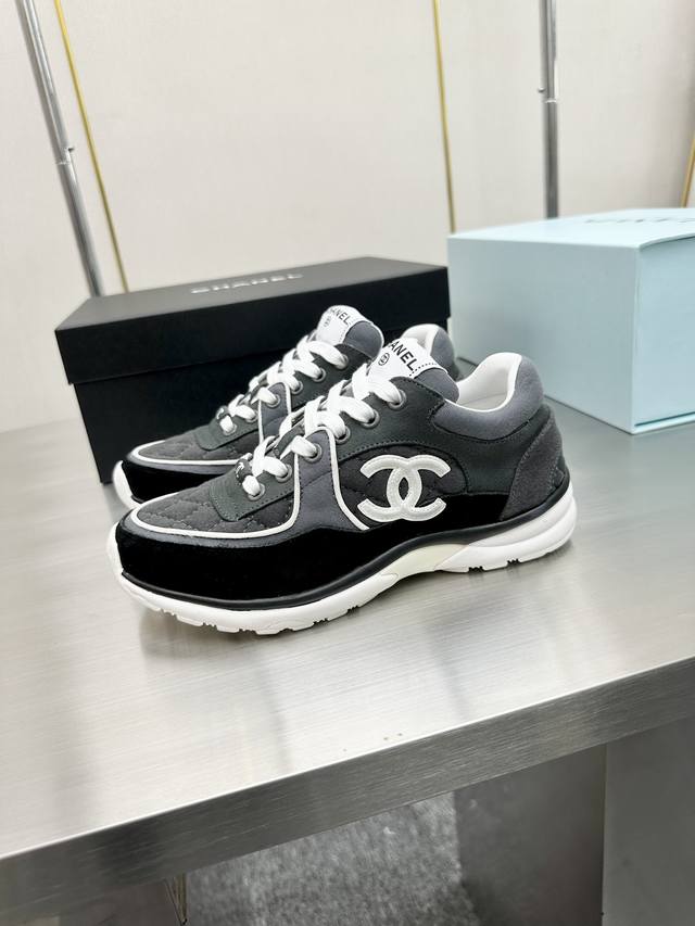 男顶级版本 Chanel香奈儿 2023专柜顶级休闲款运动鞋 这款经典设计；鞋面多种工艺电绣的风格；大底却时尚运动；不平凡的拥入了多种配色元素 多元化混搭非常好