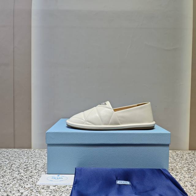 顶级版本prada 普拉达2023Ss 夏季新款 Saint-Tropez 系列休闲鞋 新晋爆款~ 这款经典乐福鞋，原版一比一套楦做法。原版复刻刺绣针法.原版进