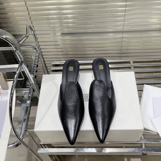 Toteme 24春夏新款尖头穆勒半拖 鞋型是今年流行尖头脚趾设计的，简单利落的线条，整体看上去超级高级，时髦感一下子就拉满！ 鞋面：采用原版牛皮 内里：羊皮