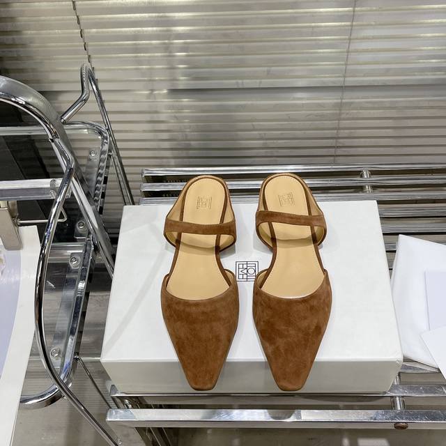 Toteme 24春夏经典款极简风法式复古穆勒包头拖鞋 Tot新款穆勒拖鞋真的是越看越喜欢，拥有那种80年代的慵懒复古美感，给人一种优雅与漫不经心的高级感！简约