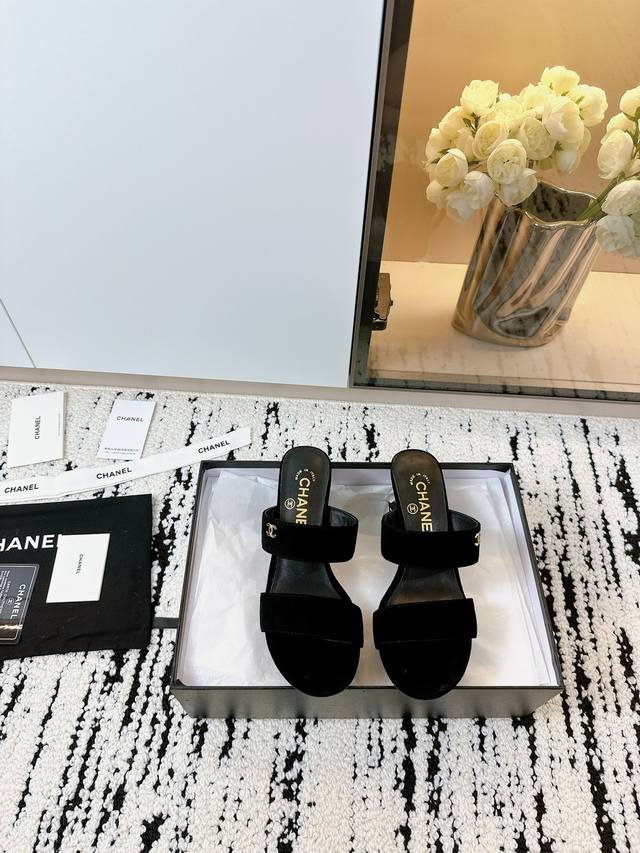 顶级版本 出厂 Chanel24S 香奈儿交叉 脚环双c金属珍珠 中跟拖鞋 凉鞋 很经典百搭的设计 无论什么场合都可以完美hold住 任何身高都能驾驭的高度 且