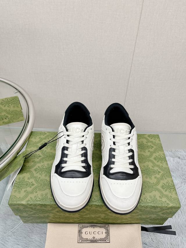 顶级品质 Gucci 新款平底运动鞋 精致小巧的互扣式双g标识浪漫诠释此系列的美学理念。选用黑色和米白色皮革，复古灵感巧妙融于运动鞋设计，焕新演绎品牌标识。 鞋