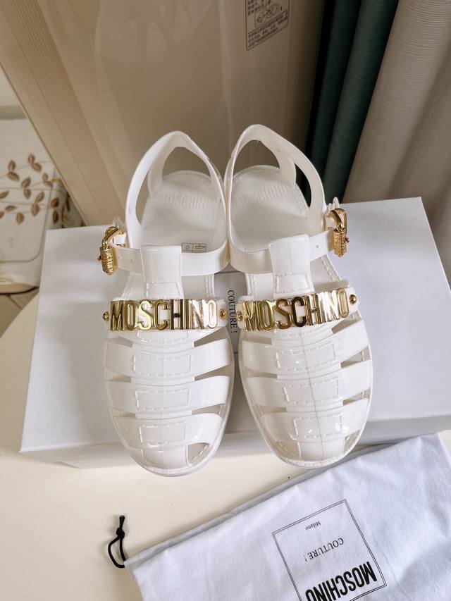 码数：35-41 原版品质 颜色：黑色+白色+金色+透明 Moschino 24春夏最新款 果冻凉鞋 专柜购买原版 所有细节 材料 全部跟你在专柜买到的都一样