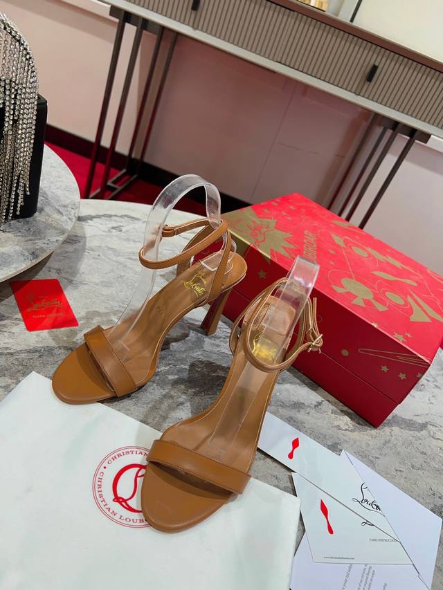 Cl红底鞋最高版本出厂 Christian Louboutin经典款红底高跟圆头一字带后空凉鞋 永恒的condora吊带泵展示优雅的线条。这款maison Ch