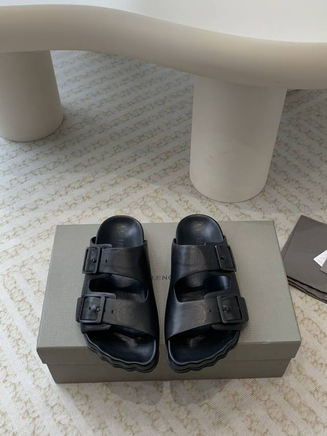 Balenciaga2024年 巴黎世家最新呆萌半拖真的太需要百搭拖鞋了 怎么搭配都好看，随意且高级的感觉 舒适度也很棒，搭配各种彩色袜子 鞋面：进口羊京面 牛